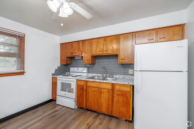 2BR, 1BA - 900SF - Kitchen - Lincoln Hill Community