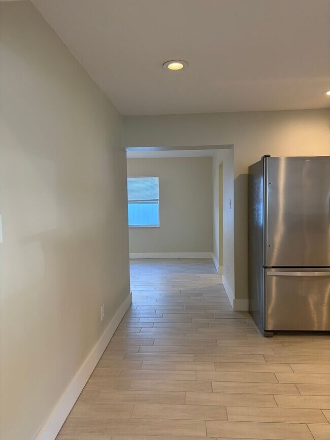 Building Photo - Refreshed North St Pete 4 Bedroom Home