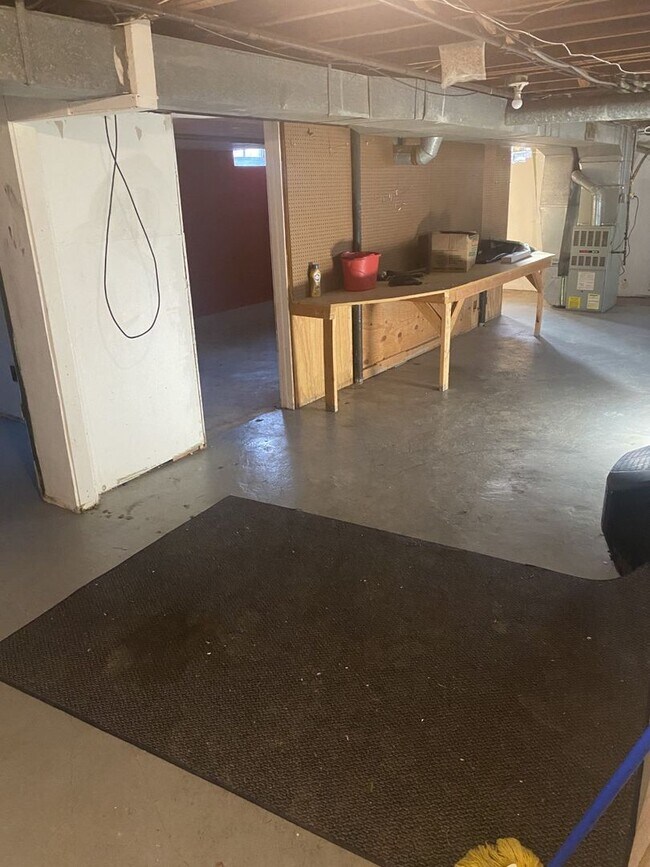 Building Photo - Cute with open floor plan, 3 bedroom, 1 ba...