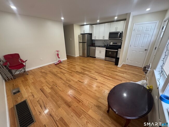 Building Photo - 695 Shelton St