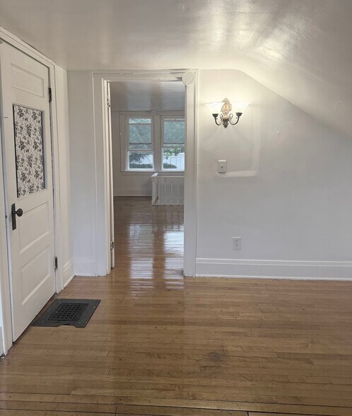 Building Photo - 414 2nd St W
