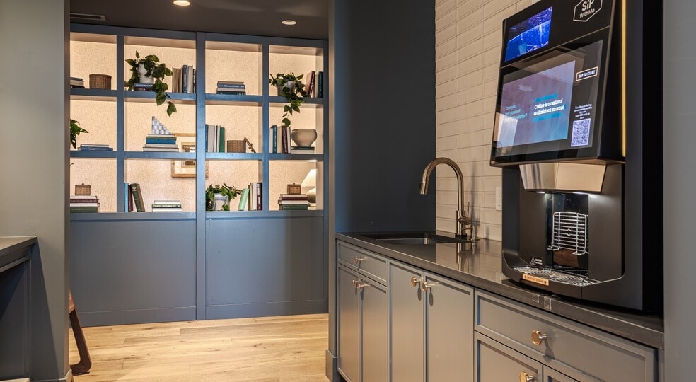 Building Photo - 327 N Aberdeen St