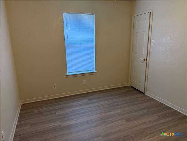 Building Photo - 5106 Daybreak Dr