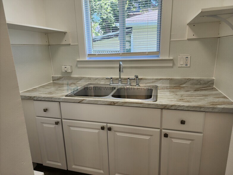 Building Photo - 749 Roberts Ct