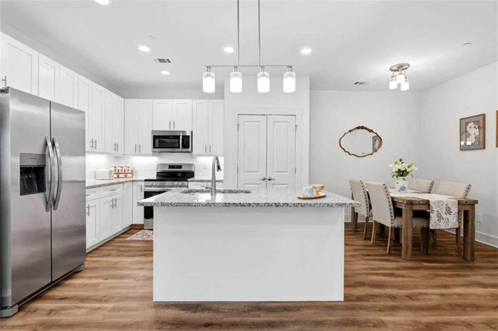 Building Photo - 2025 W Iris Dr SE