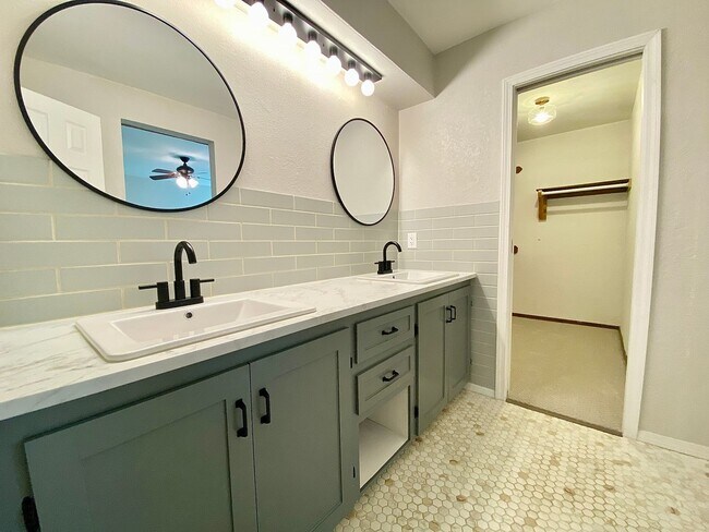 Building Photo - Gorgeous Remodeled Edmond 3 Bed 2 Bath