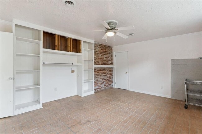 Building Photo - 1407 Sycamore Ave