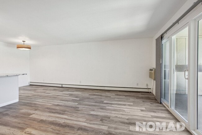 Building Photo - Newly Renovated 2BR Condo in Boulder