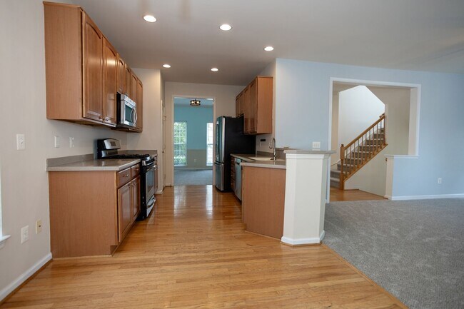 Building Photo - Spacious & Bright Home in Parks of Piedmon...