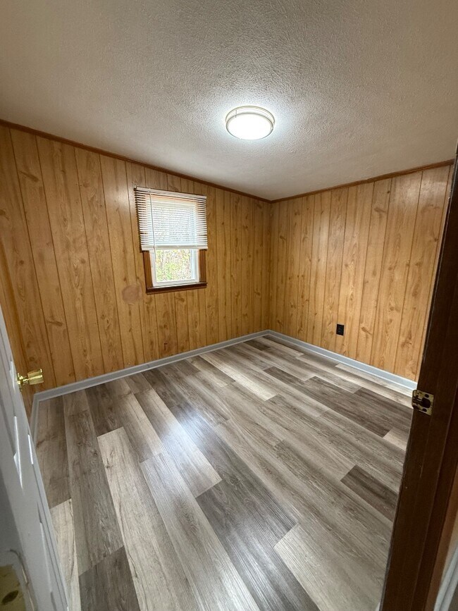 Building Photo - 221 Valley Pike Rd