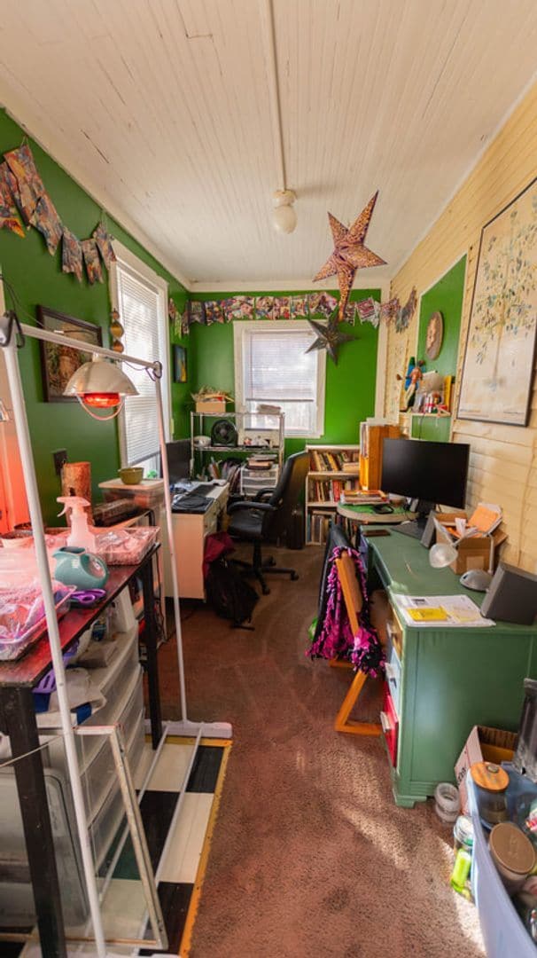 Building Photo - Huge sunny vintage 4bedroom apartment