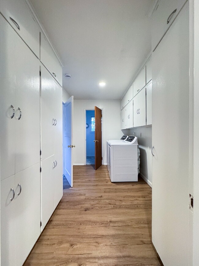 Building Photo - Freshly Updated 4-Bed Retreat Centrally Lo...