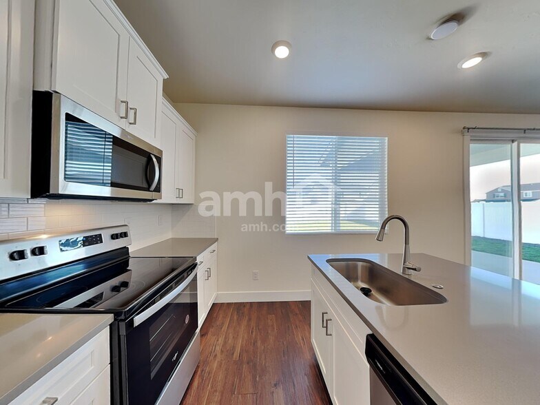 Building Photo - 706 S Retort Ave