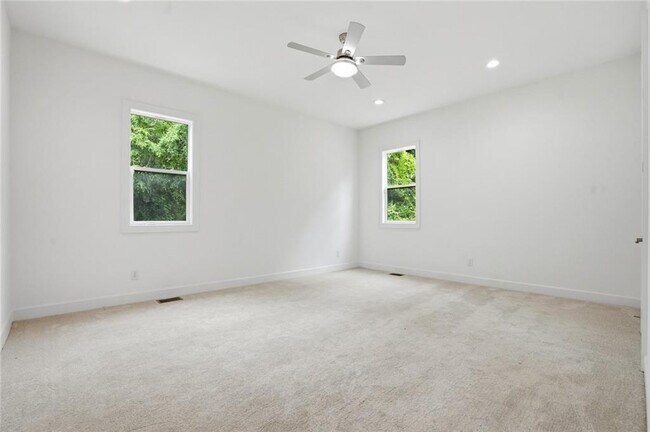 Building Photo - 2415 W Rugby Ave