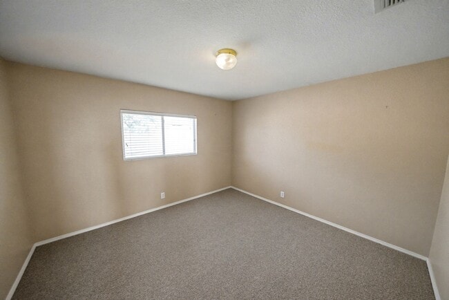 Building Photo - Beautiful 4-Bedroom Home in Bulverde Villa...