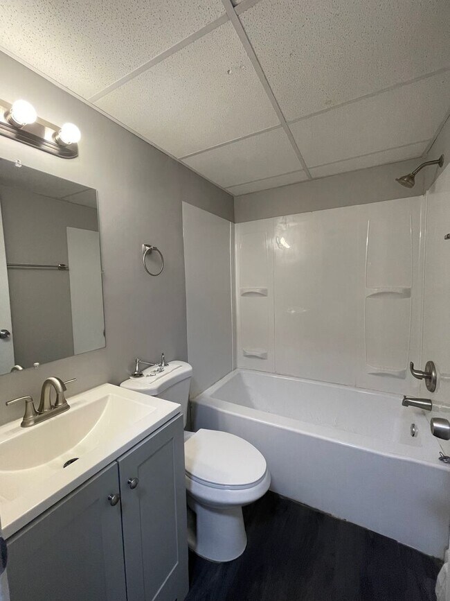 Building Photo - Updated 1 Bedroom in Bellevue with Off Str...