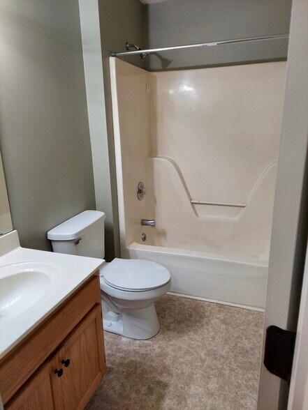 Full Bath - 114 Eveningside Dr