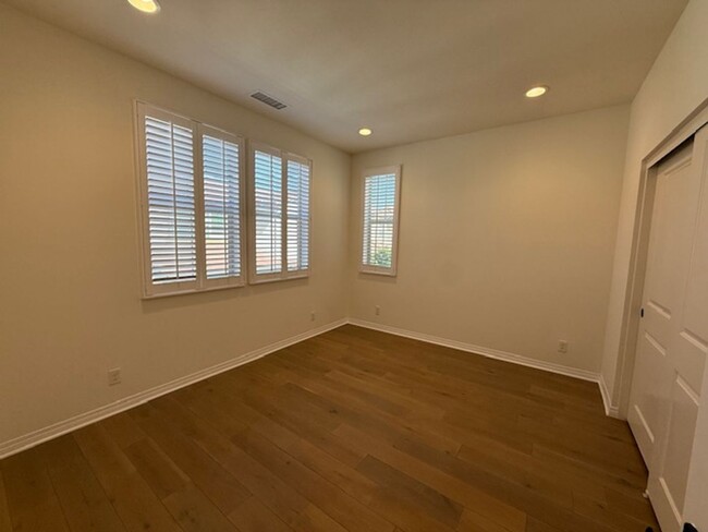 Building Photo - Beautiful spacious 3 Bedroom 3.5 bath 2185...