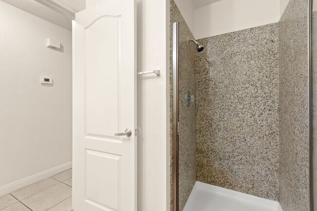 Building Photo - Spacious Ground-Level 2-Bedroom Condo Near...
