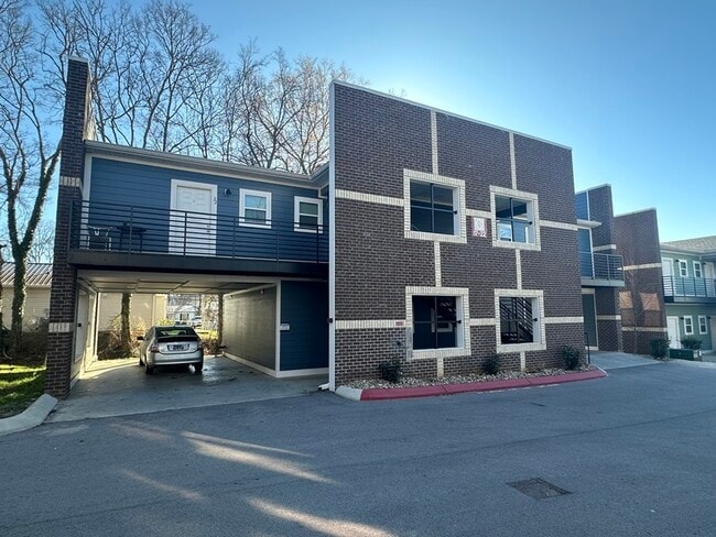Building Photo - 1700 Hampshire Pike