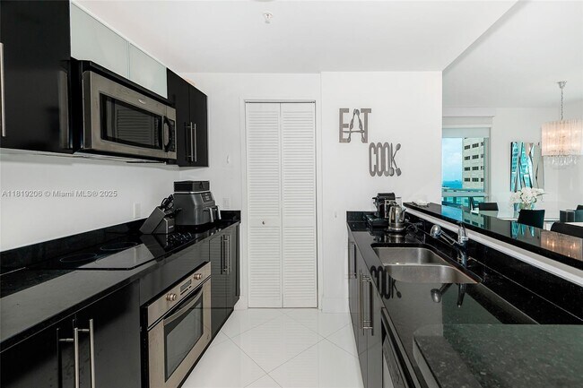 Building Photo - 300 S Biscayne Blvd