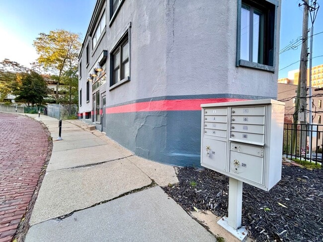 Building Photo - Cresent NE Apartments