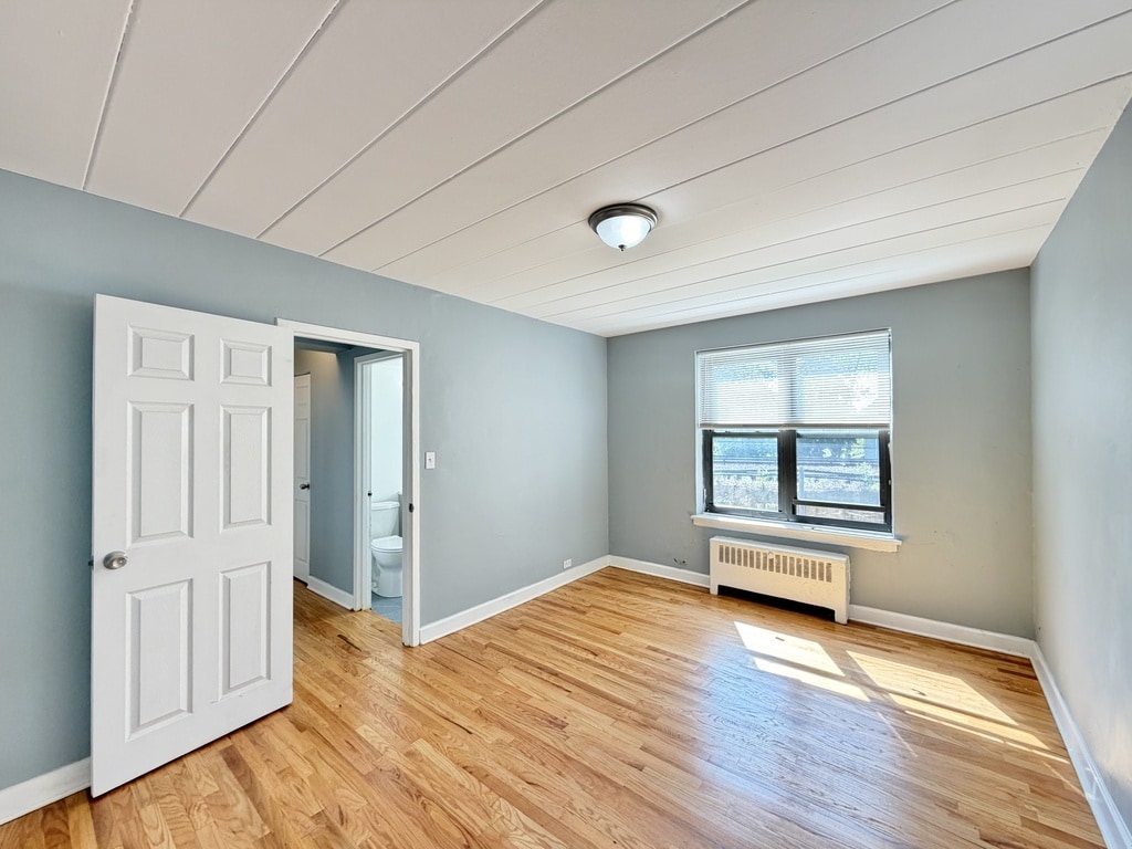 Building Photo - 1360 W Touhy Ave