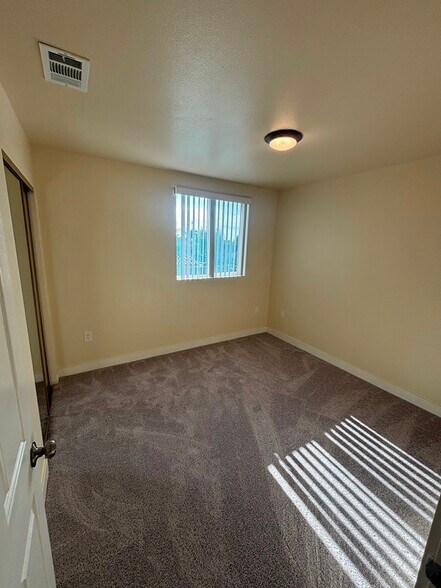 Building Photo - 213 W 82nd St