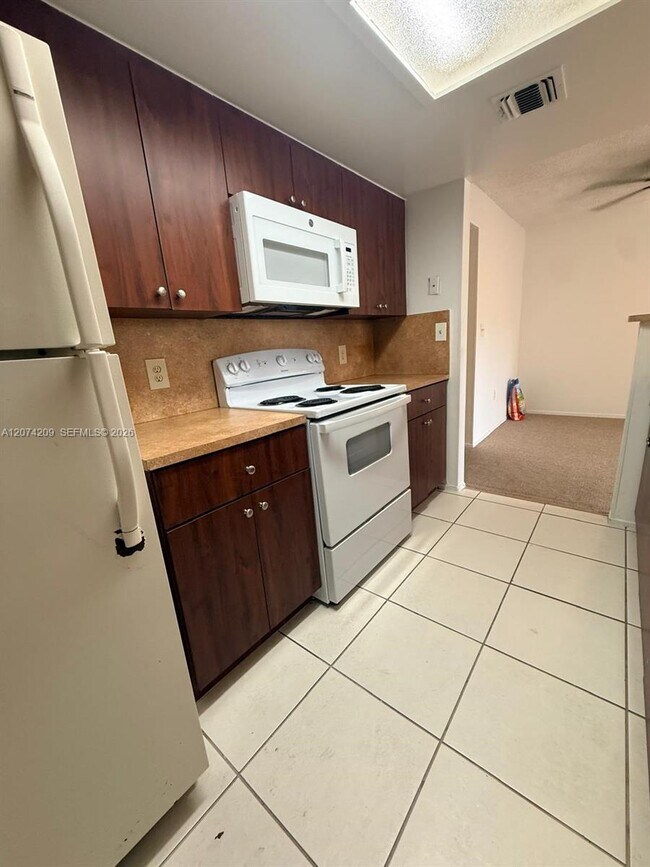 Building Photo - 3228 Coral Lake Dr