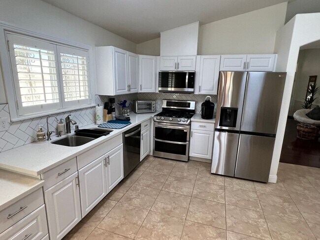 Building Photo - Cozy Fully Furnished Single Story Home