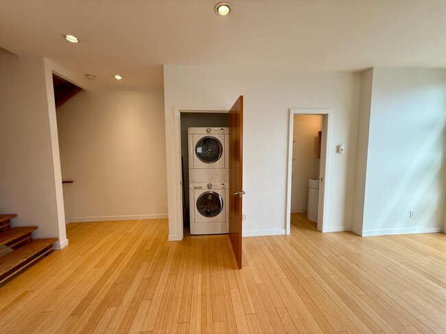 Building Photo - Beacon Hill Townhome