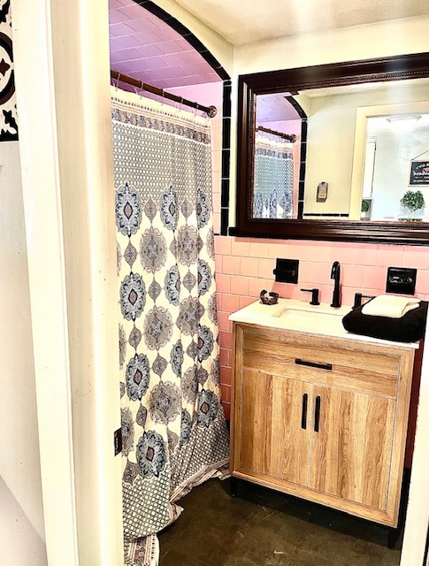 Bathroom with tub and shower - 276 Broad St