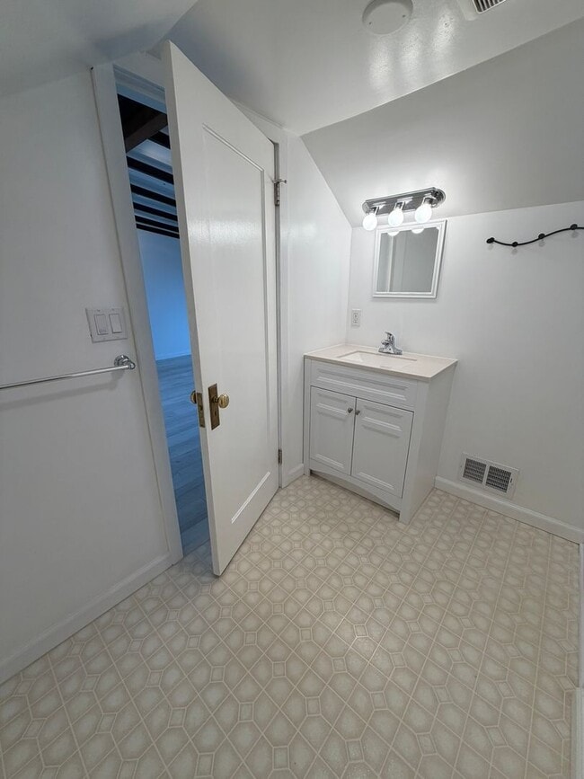 Building Photo - Beautiful 3 Bed / 2 Bath House With a Gorgeous View!