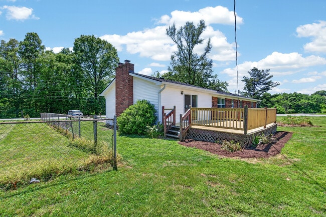 Building Photo - 960 Plum Springs Rd