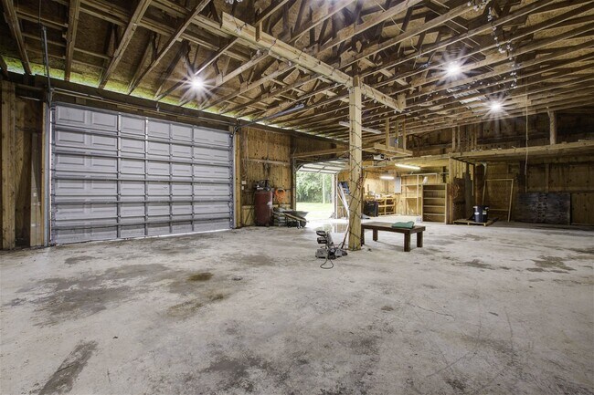 Building Photo - 221 Forest Cir