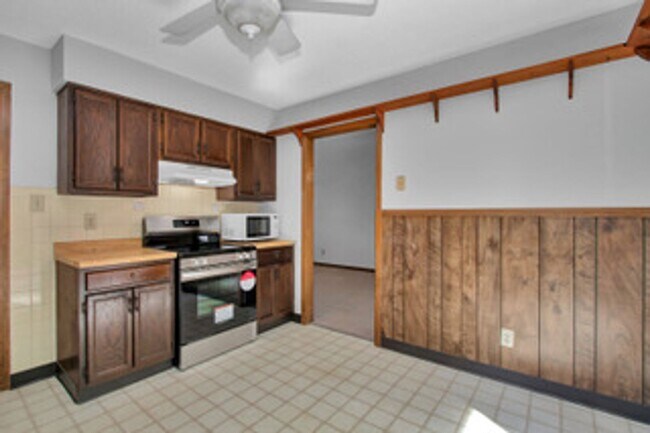 Building Photo - Knoxville 37934 - Split-level Home with 4 Bedrooms, 2 Baths & a 2-car garage. Call Lisa Vineyard ...