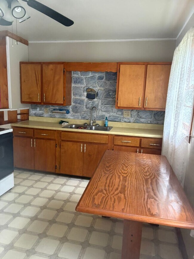 Building Photo - Charming Ranch Home With Attached Garage in Galesburg!