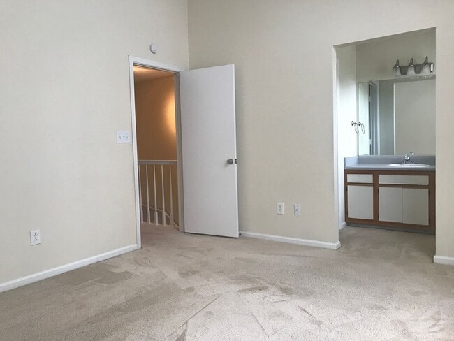 Building Photo - End Unit Townhouse in Virginia Beach