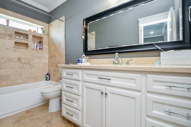 Building Photo - 2109 Bidwell Dr