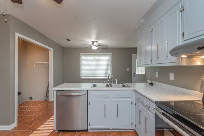 Building Photo - Fully Updated 3BR/2BA in Martinez – Vaulted Ceilings, Stone Fireplace & Fenced Yard!