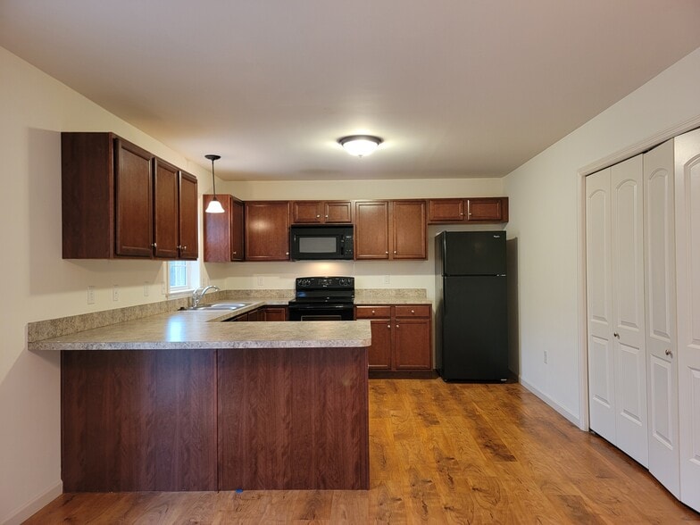 Building Photo - 647 Winding Ln