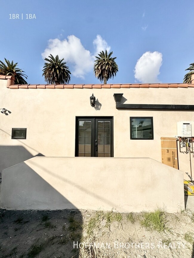 Building Photo - 2818 1/2 S Sycamore Ave-