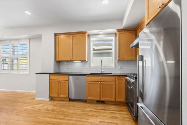 Building Photo - Charming AIR CONDITIONED Alki Townhome