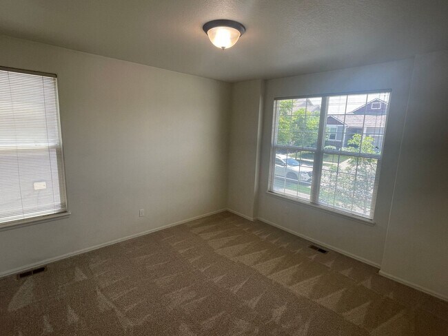 Building Photo - Beautiful 4 Bed, 3 Bath House in Maple Hill!