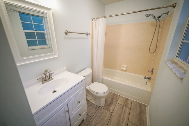 Building Photo - 2/2 Single Family Home in Park Terrace