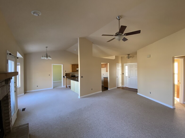 Building Photo - 753 Forest Green Dr