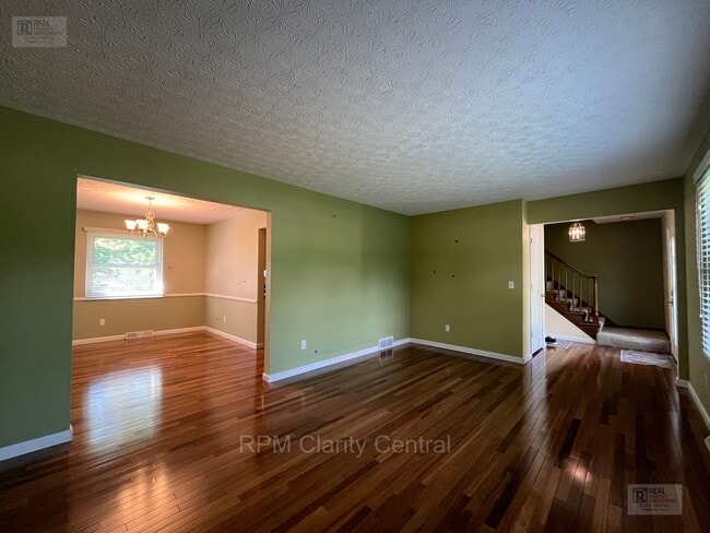 Building Photo - Updated Gahanna Home with Finished Basement & Fenced Yard