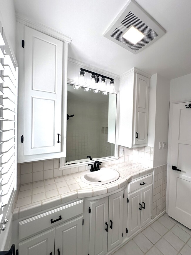 Building Photo - 5639 E Spring St