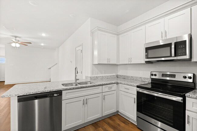 Building Photo - 7620 Magnolia Village