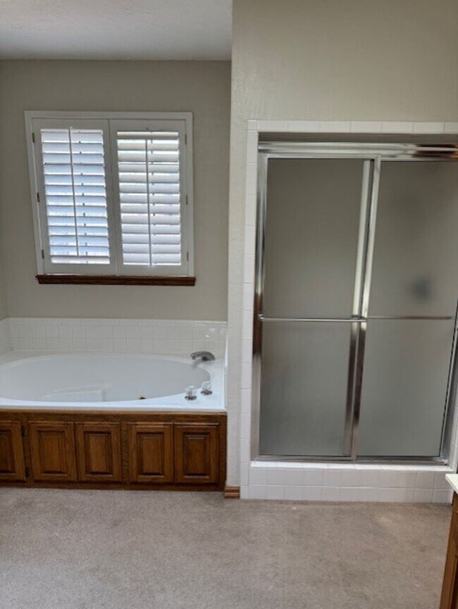 Building Photo - 4 bedroom 2 1/2 bath 3 car garage home